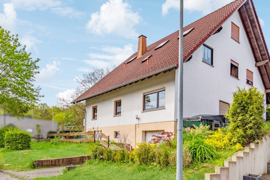 Außenansicht - Zweifamilienhaus in Niedererbach – Teilvermietet mit vielseitigen Nutzungsmöglichkeiten