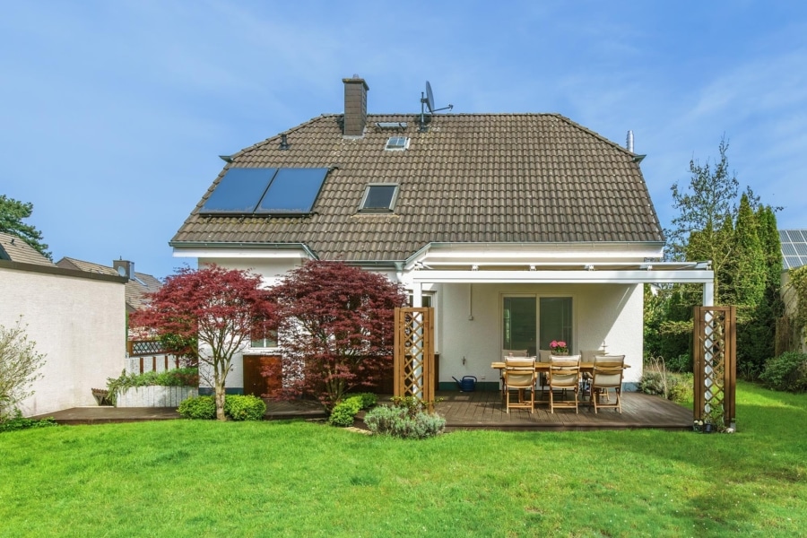 Freistehendes Einfamilienhaus mit Gartenidylle und Wellnessbereich in Dortmund-Lücklemberg - Gartenansicht