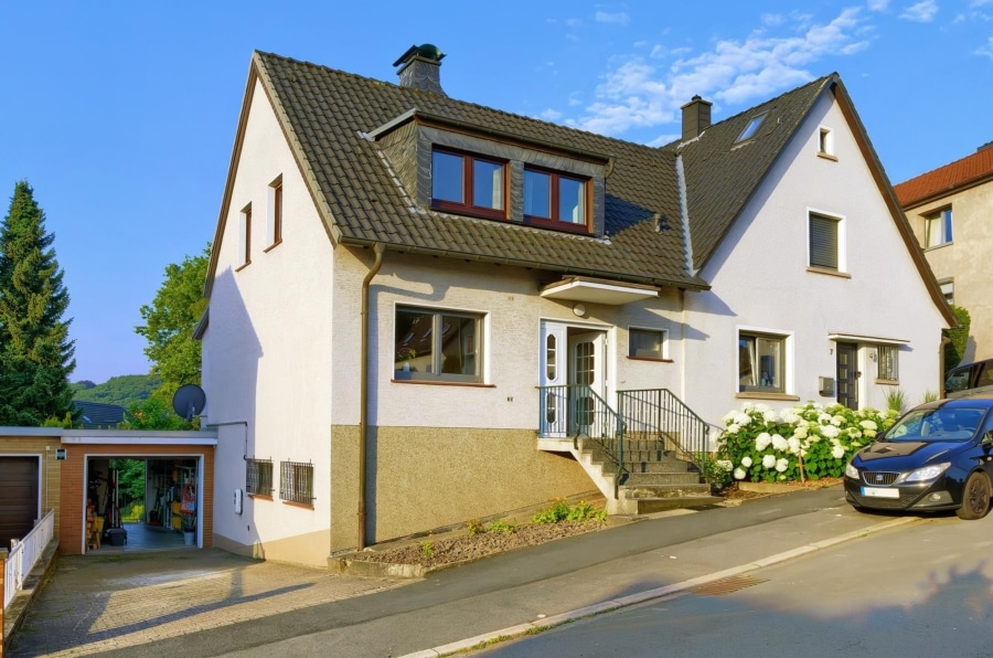 Leben und Wohlfühlen: Gepflegte Doppelhaushälfte mit großzügigem Gartengrundstück in Wetter (Ruhr) - Vorderansicht mit Garage