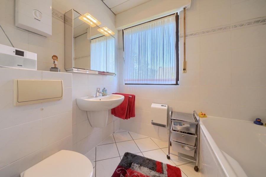 Stilvolles Wohnen in Herdecke-Ende: Helle Eigentumswohnung mit Weitblick - Badezimmer