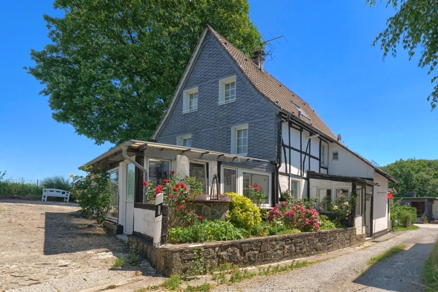 Charmantes Einfamilienhaus mit Einliegerwohnung: Historischer Flair trifft zeitgemäßen Komfort! - Außenansicht