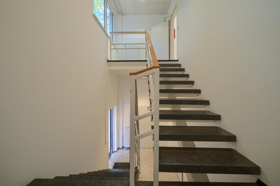 Großzügige Büroetage von ca. 247m² in Hagen-Emst: Der perfekte Standort für Ihr Unternehmen - Treppenhaus