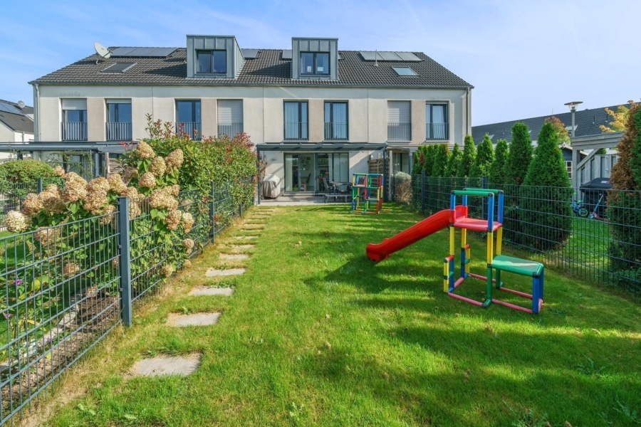 Modernes Einfamilienhaus in Köln-Roggendorf/Thenhoven: Ihr neues Zuhause für Familien und Paare - Gartenansicht