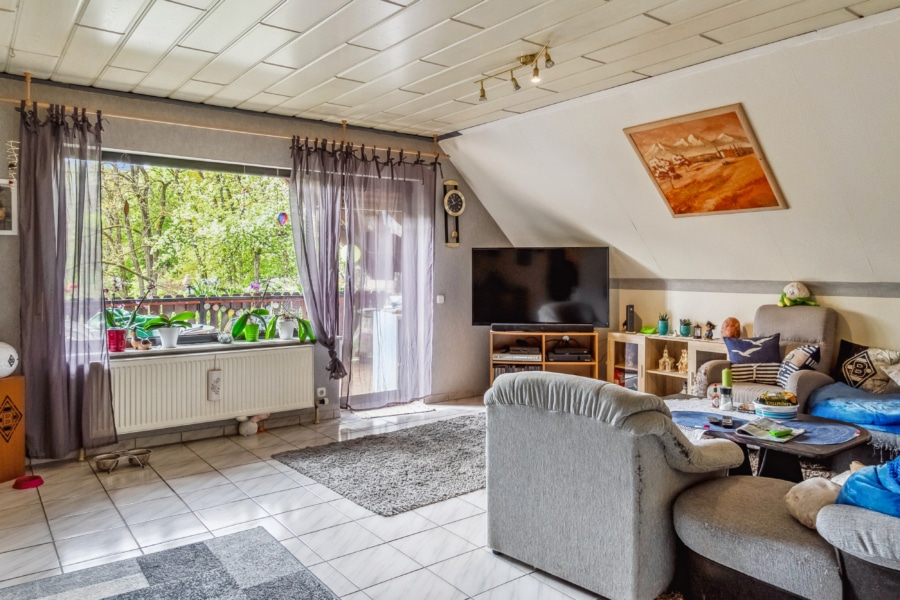 Charmante Maisonettewohnung mit eigenem Zugang in familiärem Ambiente in Niedererbach - Wohnzimmer