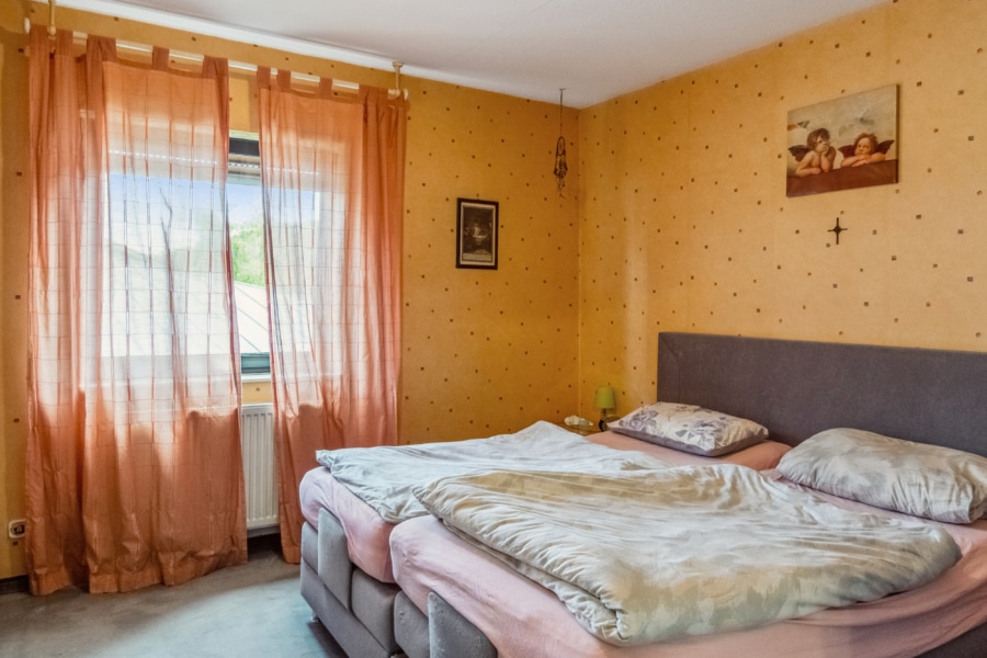 Charmante Maisonettewohnung mit eigenem Zugang in familiärem Ambiente in Niedererbach - Schlafzimmer
